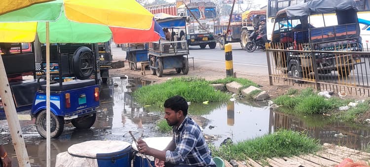 गेड़ावाड़ी सर्विस रोड में जल जमाव, दुकानदार व लोग परेशान