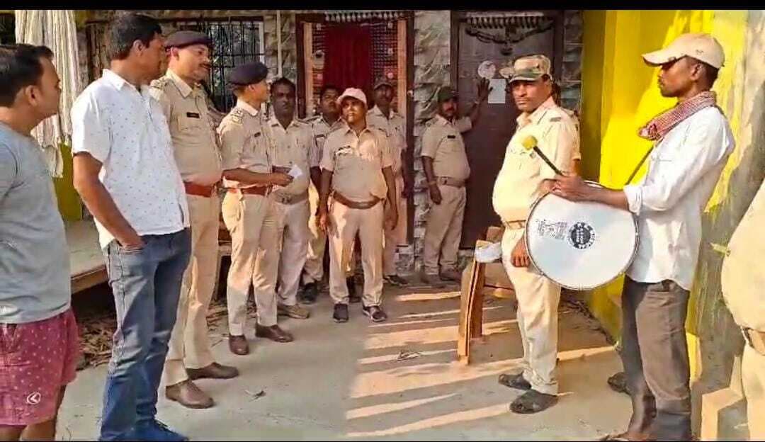 जदयू नगर अध्यक्ष गोली मामले में आरोपित के घर इशतेहार चिपकाया गया