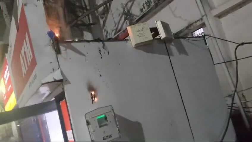 पीएनबी एटीएम में लगी आग, स्टेशन पर मची अफरा-तफरी