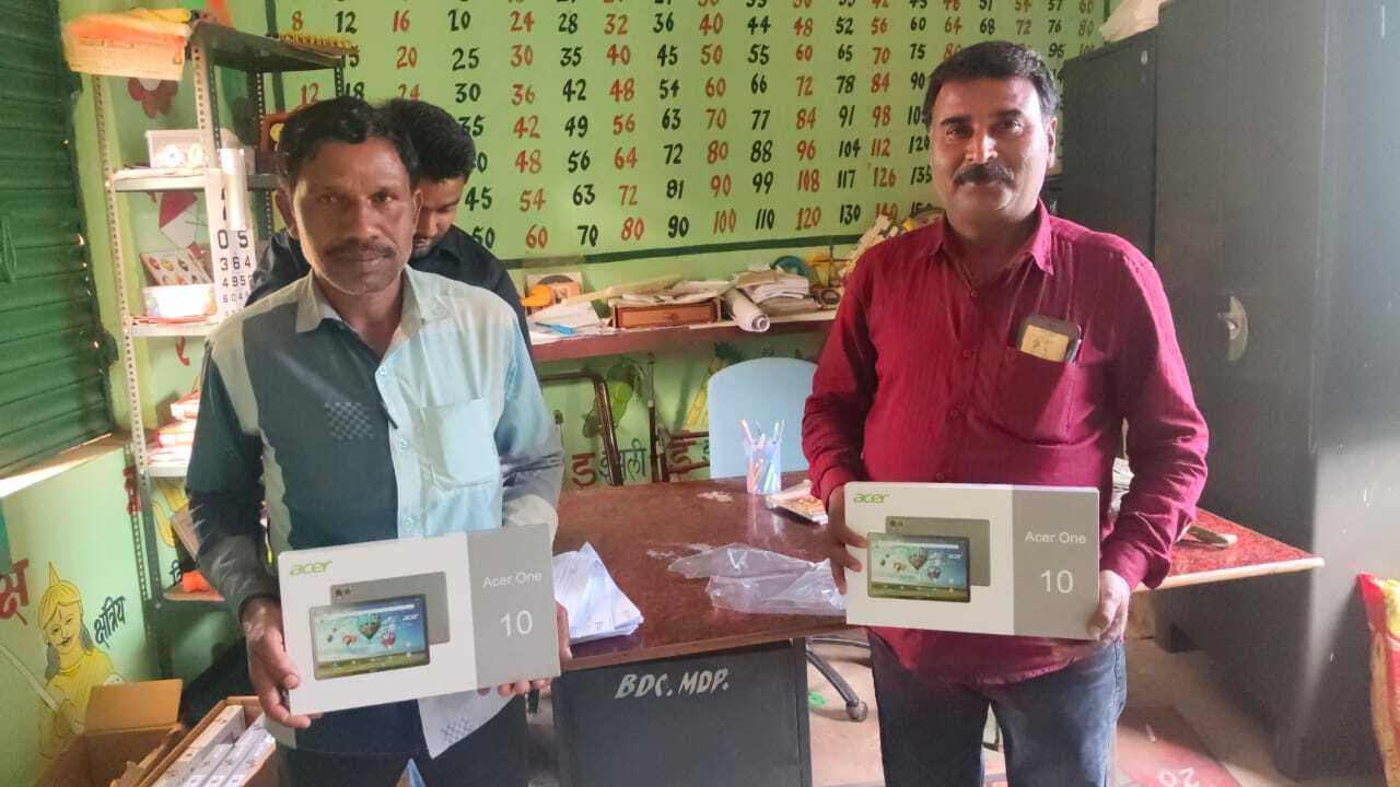 194 स्कूलों के प्रधानाध्यापकों के बीच टेबलेट वितरित