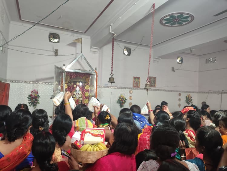 शीतलाष्टमी पर श्रद्धालुओं ने की मां शीतला की पूजा