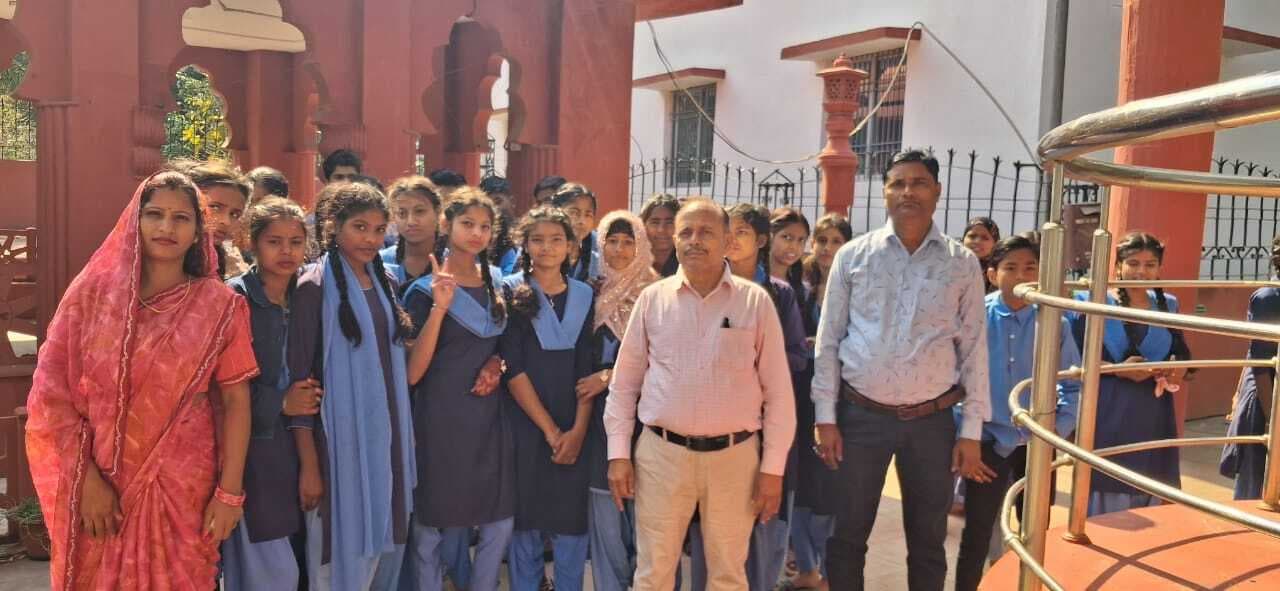 छात्रों ने इतिहास के बारे में ली जानकारी