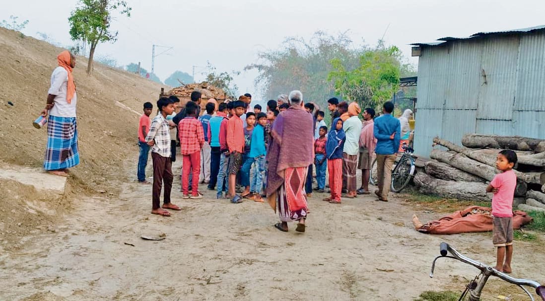 gopalganj news : ट्रेन की चपेट में आने से अधेड़ की मौत