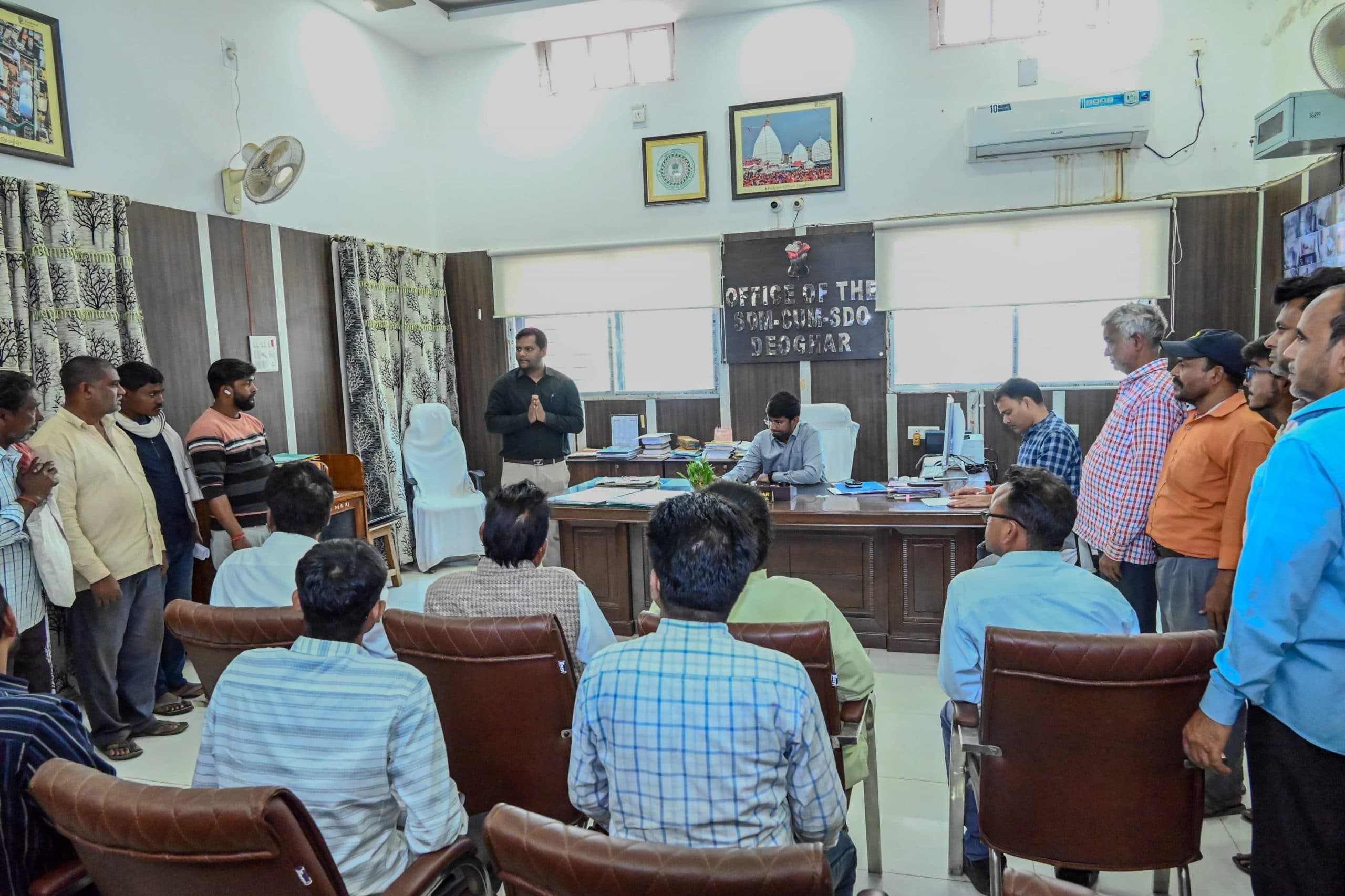 Deoghar News : अगलगी प्रभावित 62 दुकानदारों को जिला प्रशासन ने दी आर्थिक सहायता