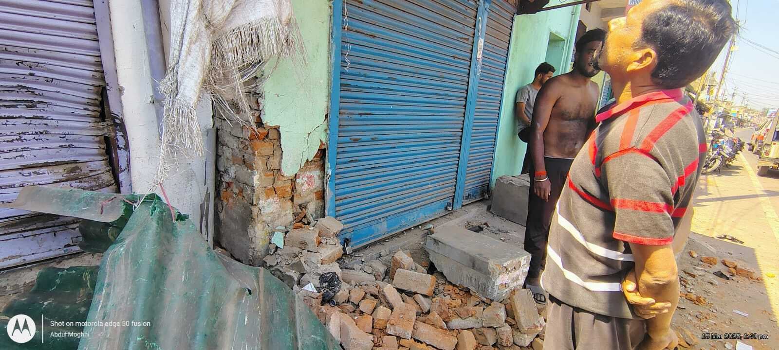 तेज रफ्तार कार घर से टकरायी, थाना में आवेदन