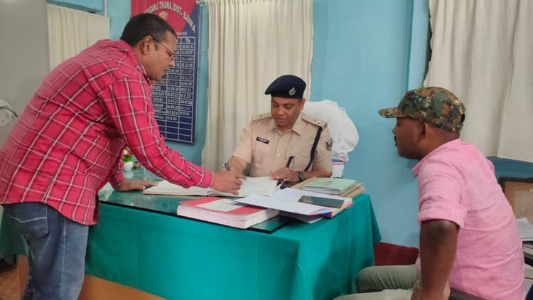 अंचल इंस्पेक्टर ने लंबित कांडों के निष्पादन में तेजी लाने का दिया निर्देश