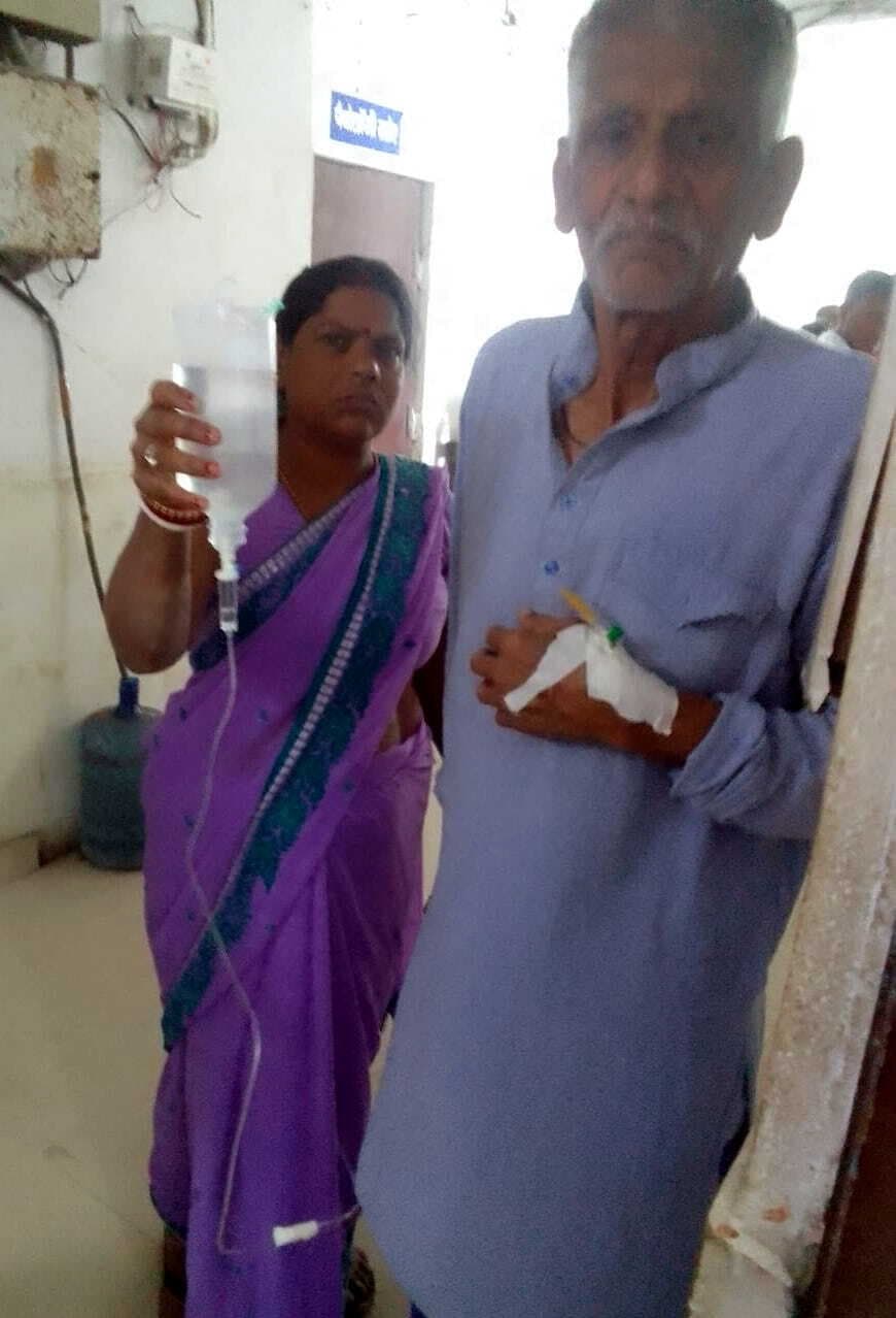 मरीज के हाथ में स्लाइन, बॉटल पकड़े पत्नी पहुंची पैथोलॉजी