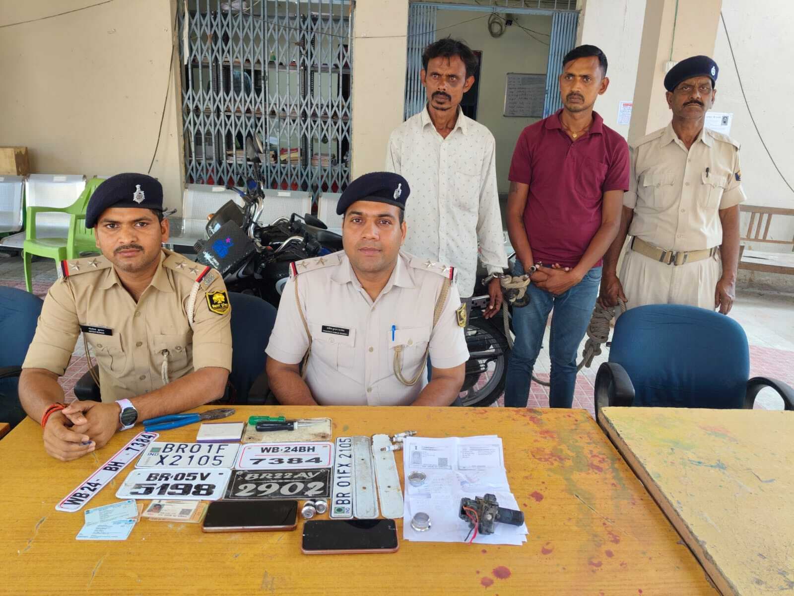चोरी की तीन बाइक के साथ दो बदमाश गिरफ्तार