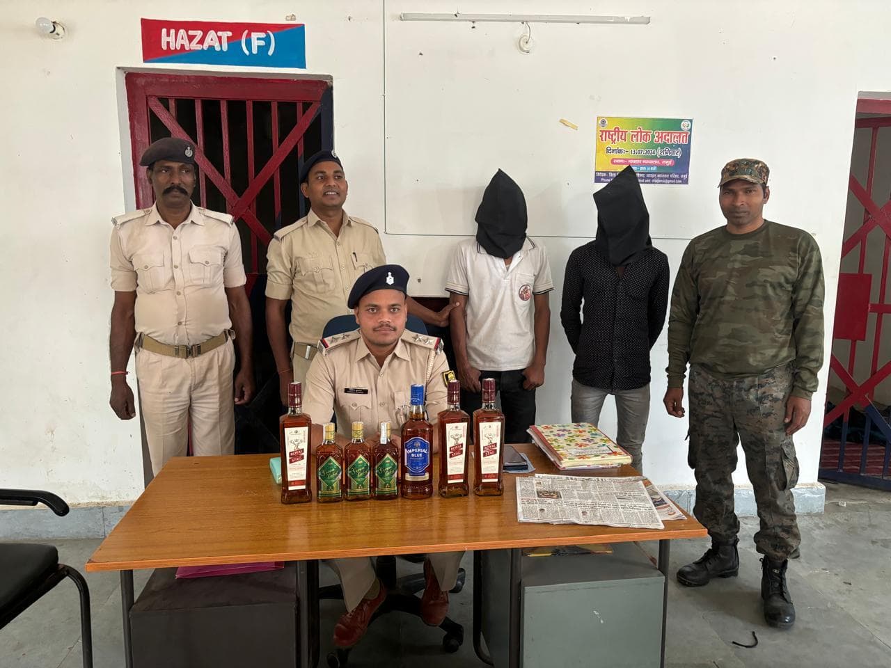 छह बोतल शराब के साथ दो तस्करों को किया गिरफ्तार