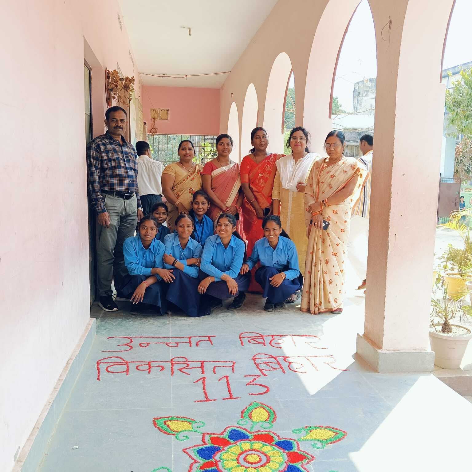 Madhubani News : बिहार दिवस पर उत्कृष्ट मध्य विद्यालय के बच्चों ने बनाई रंगोली