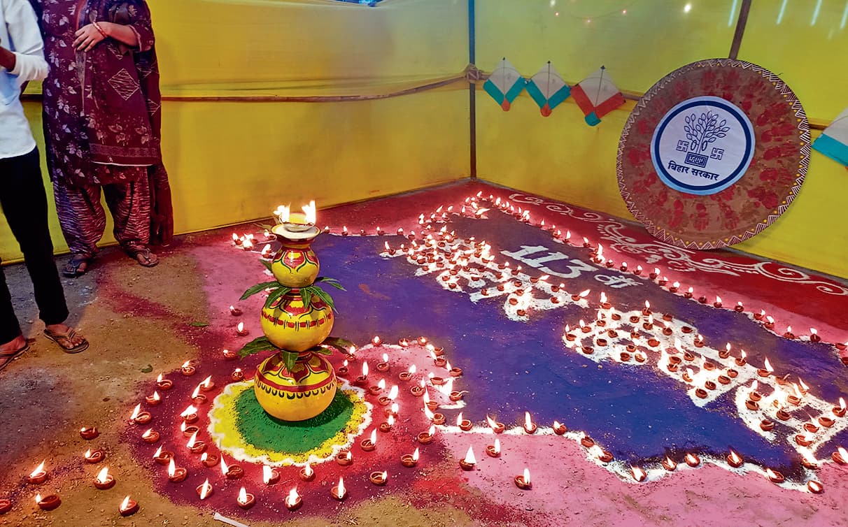 बिहार दिवस पर सांस्कृतिक कार्यक्रम में खूब झूमे श्रोता