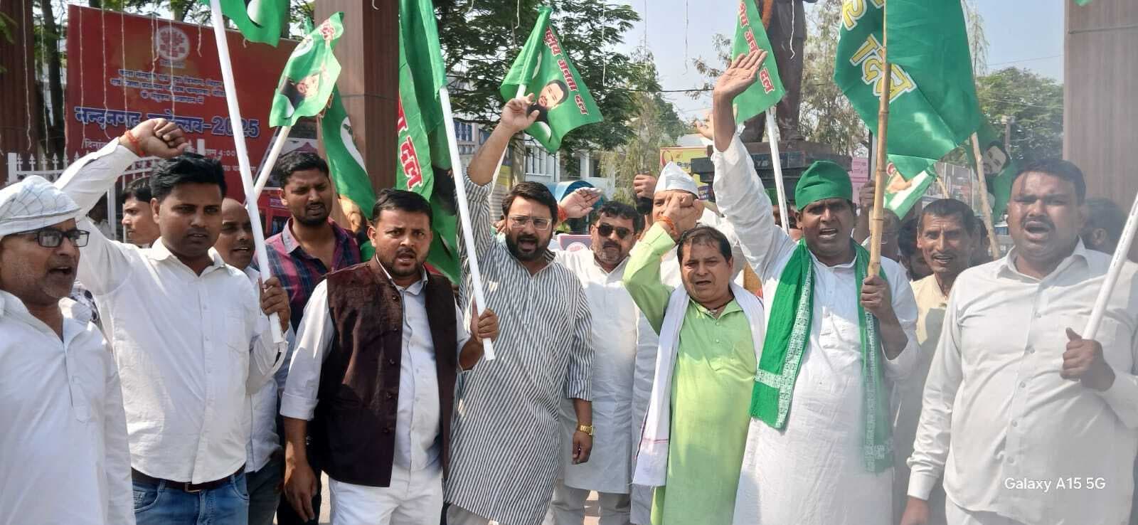 राजद ने फूंका बिहार सरकार का पुतला, मांगा इस्तीफा