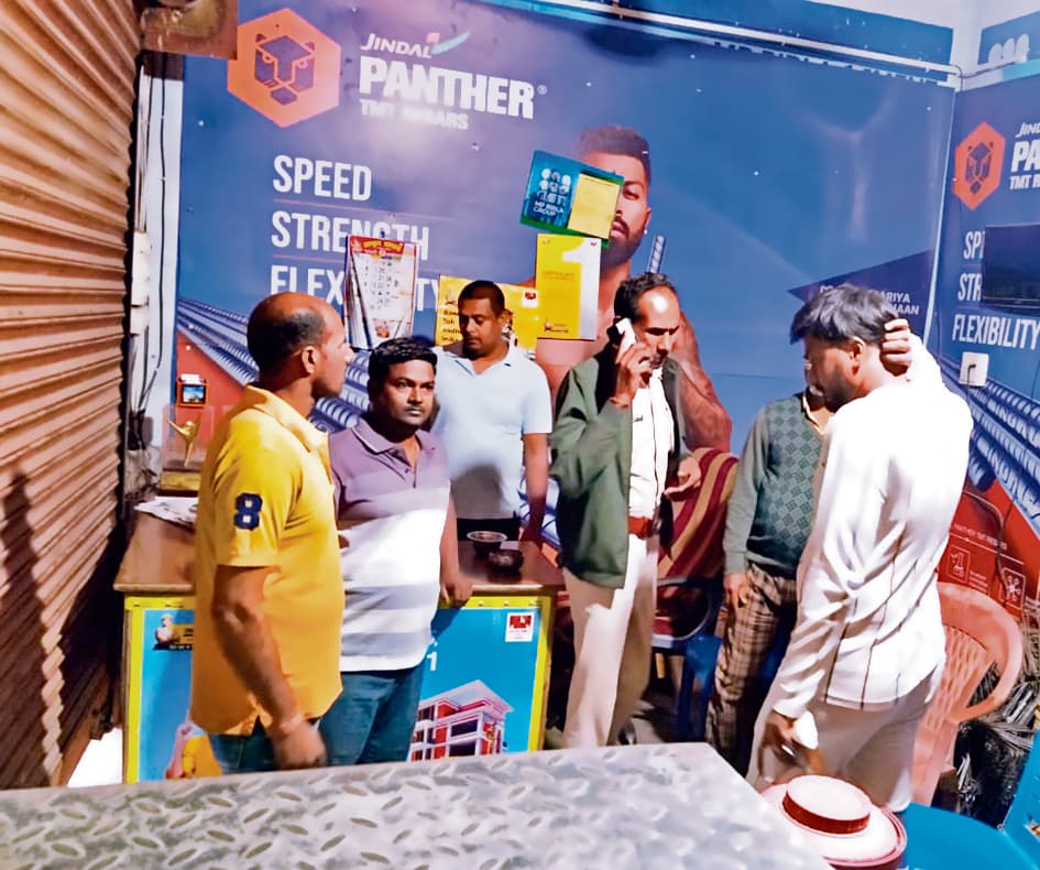 Gaya News : छड़-सीमेंट की दुकान का काटा ताला, चार लाख रुपये उड़ाया