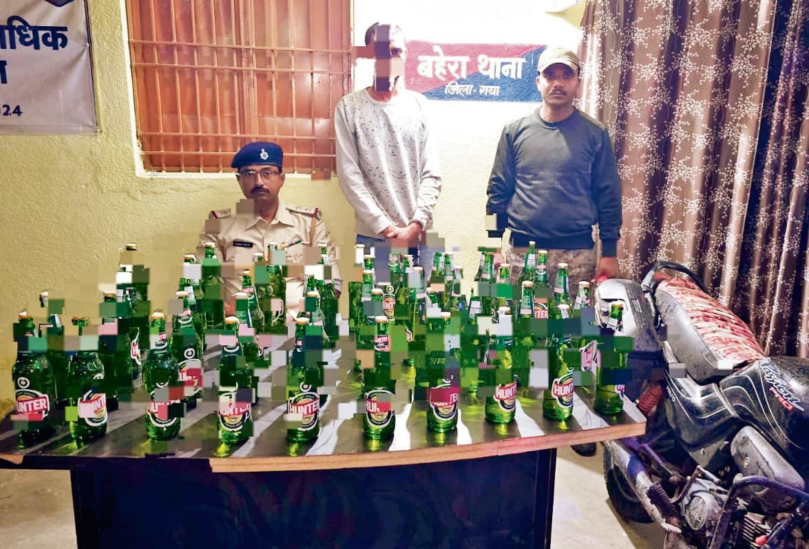 Gaya News : 47 बोतल बियर व बाइक के साथ पकड़ाया लूट व हत्या का आरोपित