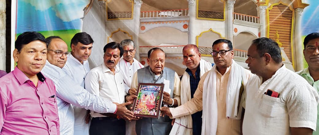 भाजपा के प्रदेश अध्यक्ष दिलीप जयसवाल ने मंदिर निर्माण में दिया पांच लाख का सहयोग