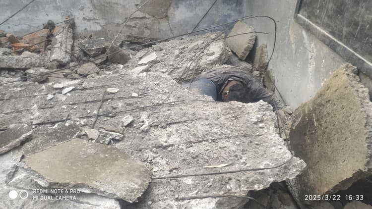Giridih News: बेंगाबाद में विद्यालय की छत तोड़ने के दौरान दबने से दो मजदूरों की गयी जान