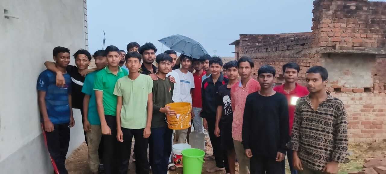 West Singhbhum News : 48 घंटे से ब्लैकआउट, नदी में स्नान कर रहे 95 छात्र