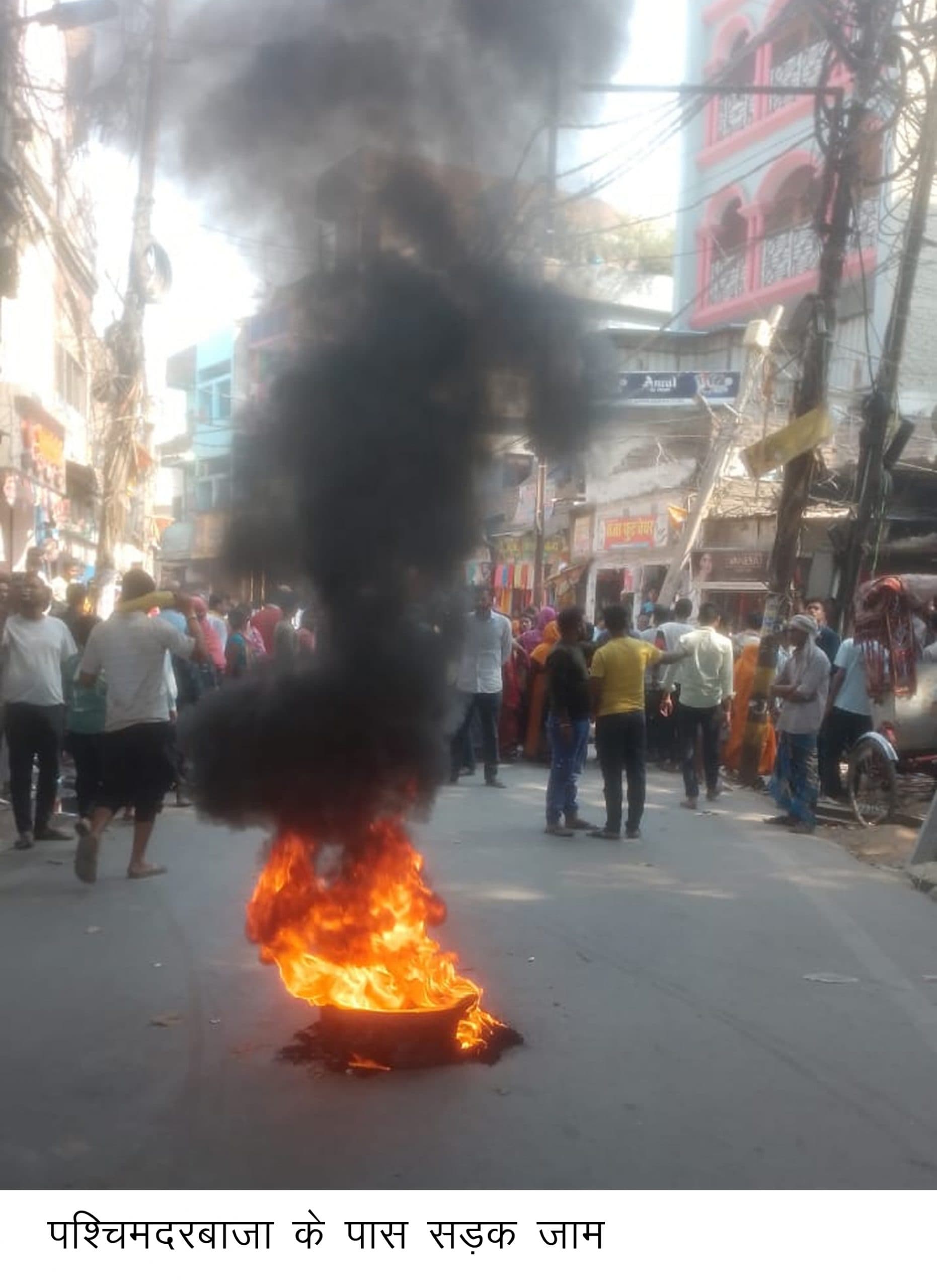 सैदपुर नहर में गिरे युवक की मौत के बाद लोगों ने जाम की सड़क