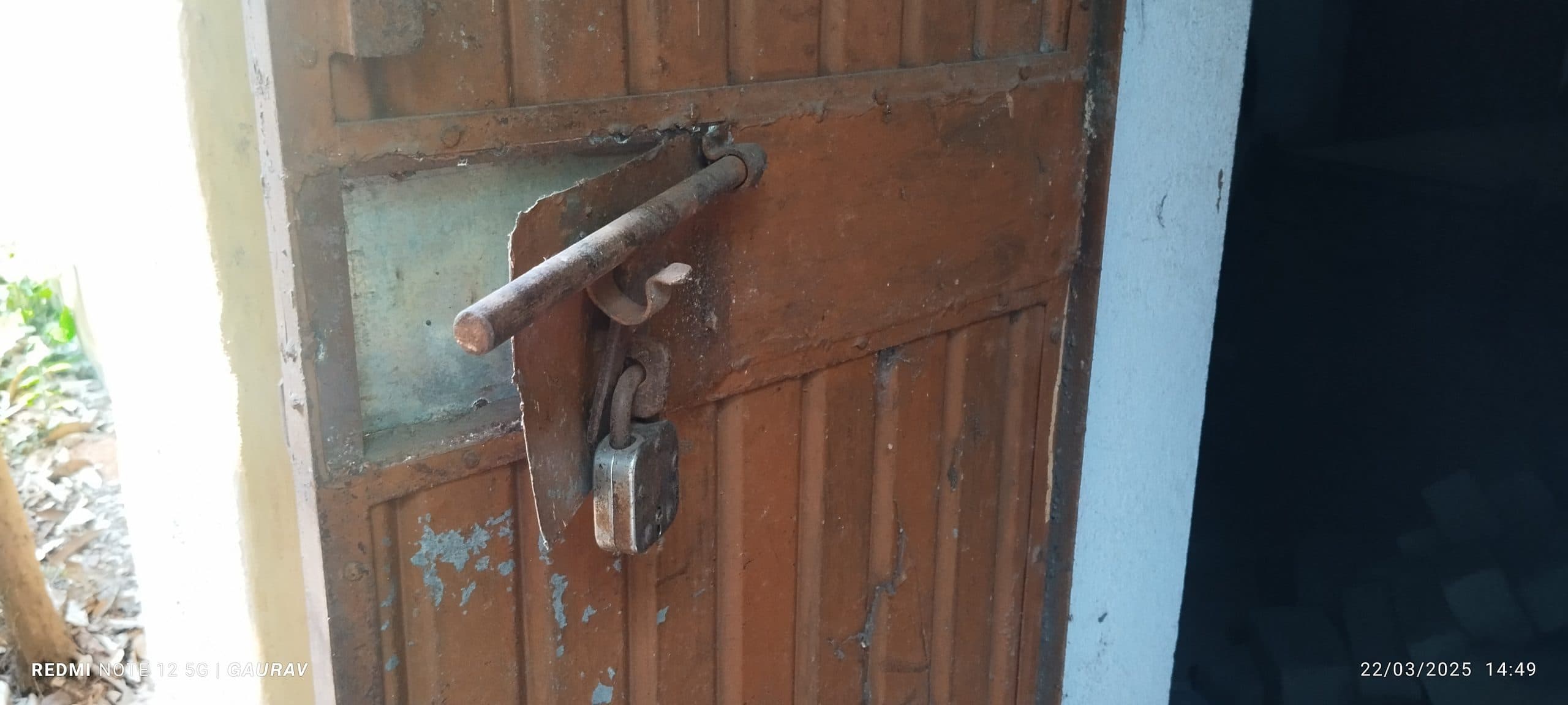 Giridih News: बगोदर में छात्रावास का दरवाजा तोड़कर दो लाख के सामानों की चोरी