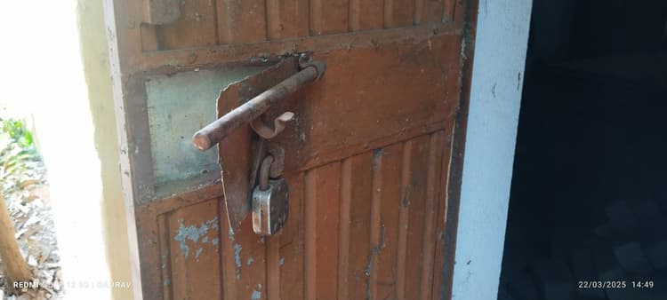 Giridih News: बगोदर में छात्रावास का दरवाजा तोड़कर दो लाख के सामानों की चोरी