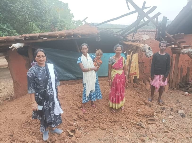 Chaibasa News : भनगांव में तीन दिनों में हाथियों ने 10 घर तोड़े, खा गये अनाज
