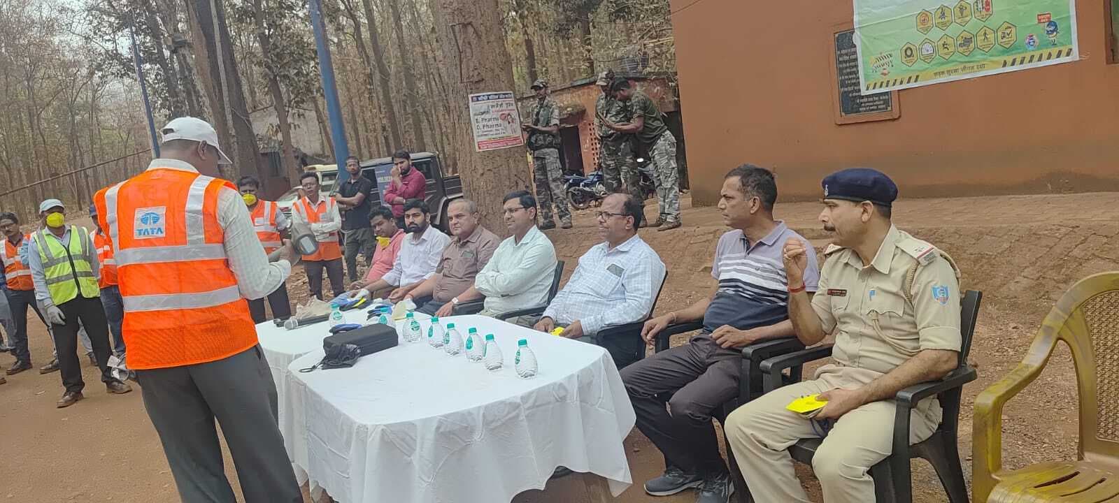 Chaibasa News : वन को आग से बचाएं, पेड़ों को न काटें : परमानंद