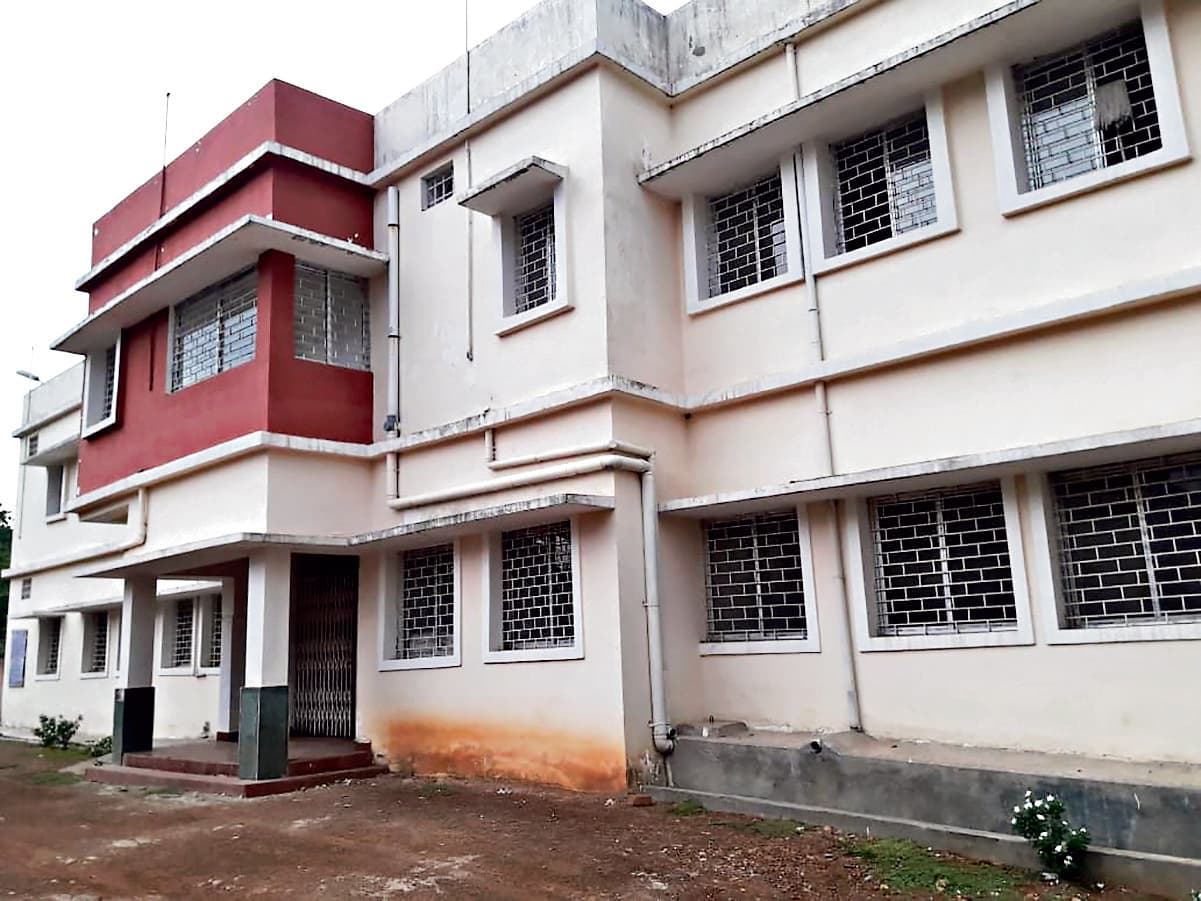 seraikela kharsawan news: बिना डॉक्टर के चल रहा हरिभंजा पीएचसी, मरीज हो रहे परेशान