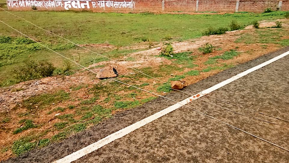 seraikela kharsawan news: तेज हवा व बारिश से लाइन में आयी फॉल्ट, 48 घंटे अंधेरे में रहा खरसावां