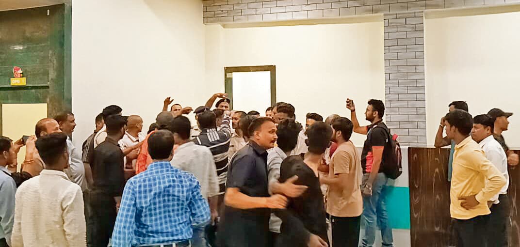 Patna News : मृत बच्चे का करते रहे इलाज, बदबू आने पर किया रेफर, परिजनों ने की तोड़फोड़