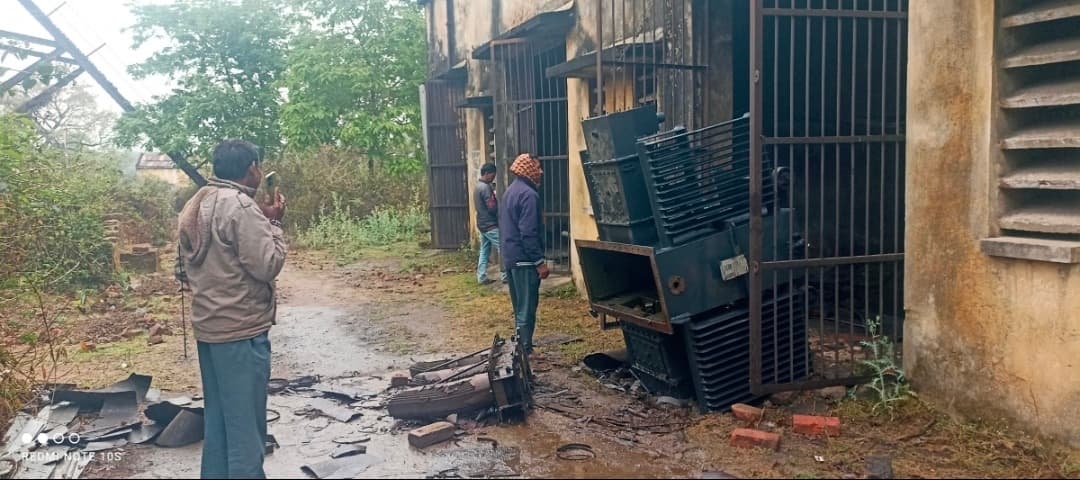 Dhanbad News: ट्रांसफॉर्मर क्षतिग्रस्त कर लाखों का क्वायल निकाला, 200 लीटर तेल बहाया