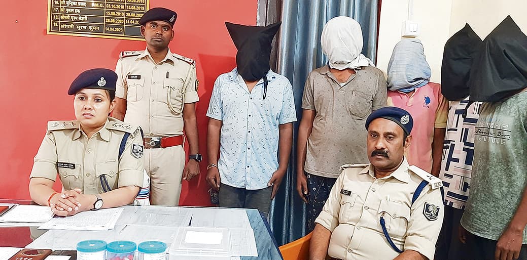 hajipur news. फोन कर नाैकरी के नाम पर ठगी करने वाले पांच साइबर फ्रॉड गिरफ्तार