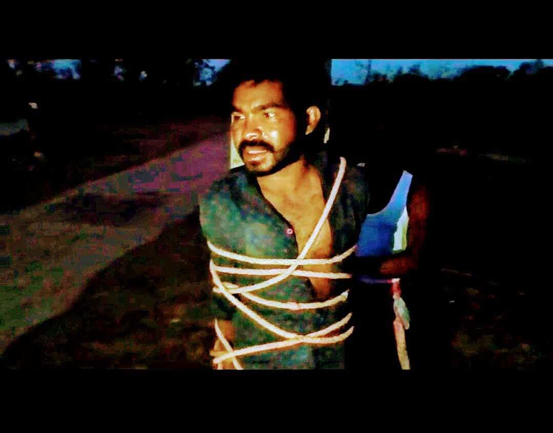 ग्रामीणों ने एक व्यक्ति को बिजली पोल में बांधा, पुलिस ने कराया मुक्त