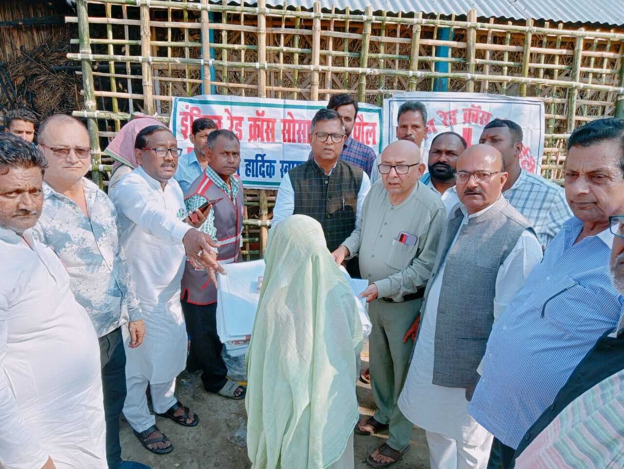 अग्नि पीड़ितों को रेडक्रॉस ने दिया राहत सामग्री