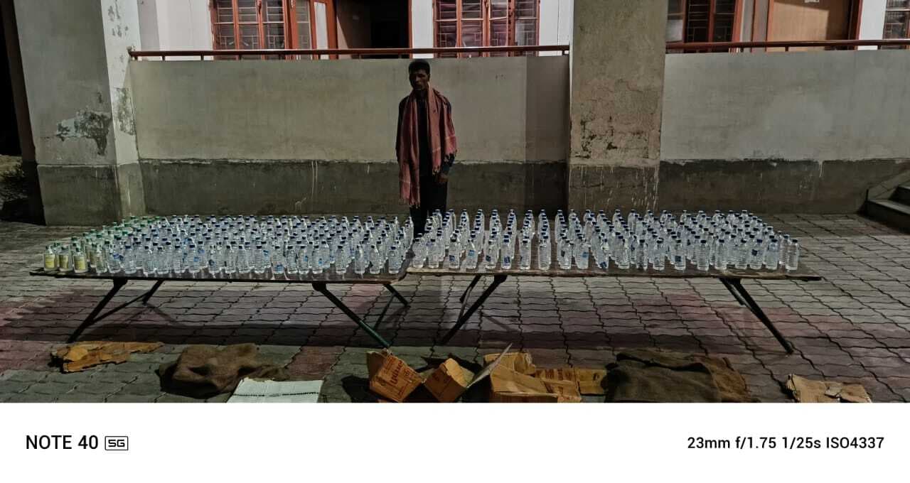 387 बोतल शराब के साथ नेपाली नागरिक गिरफ्तार