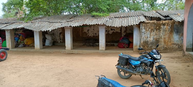 लखैपुर ग्राम कचहरी का अपना भवन नहीं