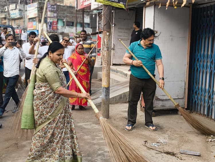 महापौर व नगर आयुक्त ने खुद से झाड़ू लेकर की सफाई