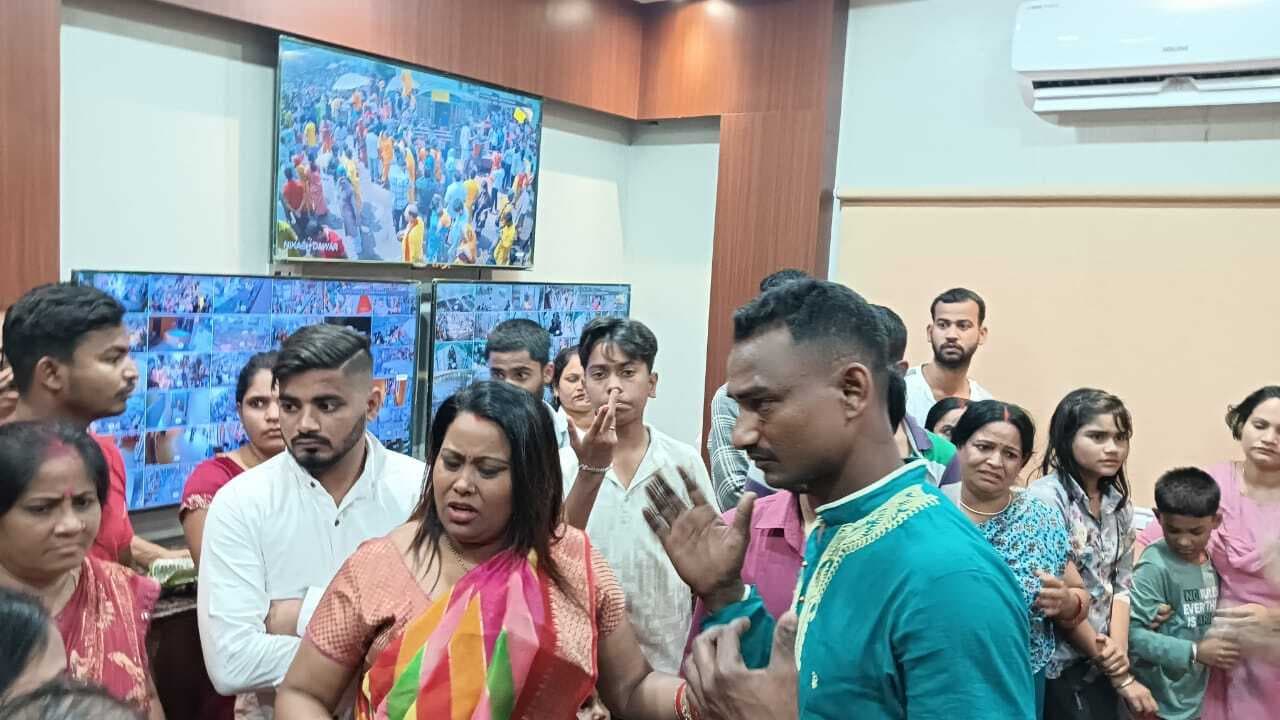 Deoghar News : बाबा मंदिर फुटओवर ब्रिज में बंगाल और बिहार के श्रद्धालु भिड़े, दो घायल