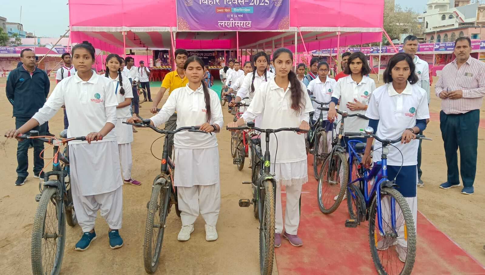 बिहार दिवस : स्कूली बच्चों ने दी एक से बढ़कर एक कार्यक्रमों की प्रस्तुति