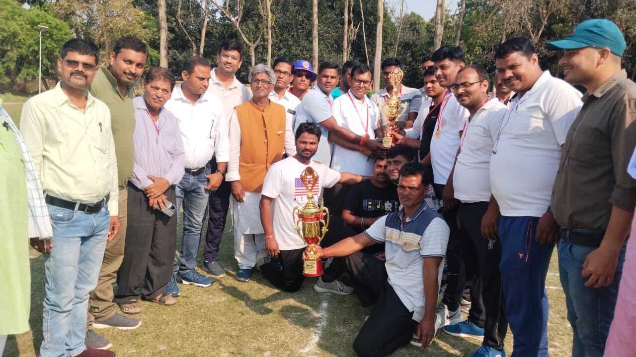 क्रिकेट मैच में प्रशासन एकादश की टीम रही विजेता