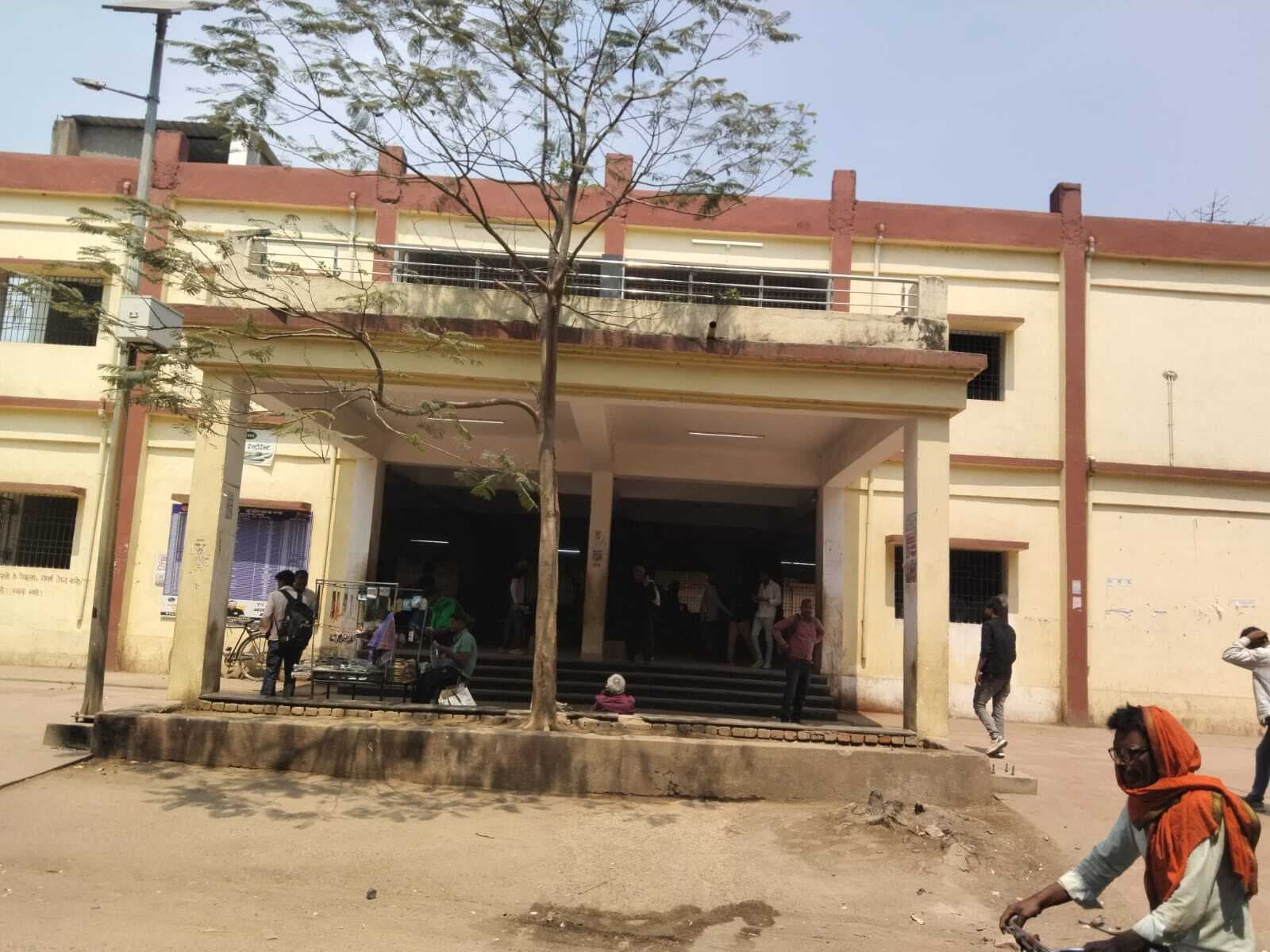 किऊल स्टेशन का बुकिंग कार्यालय दूर होने के कारण यात्रियों को होती है परेशानी