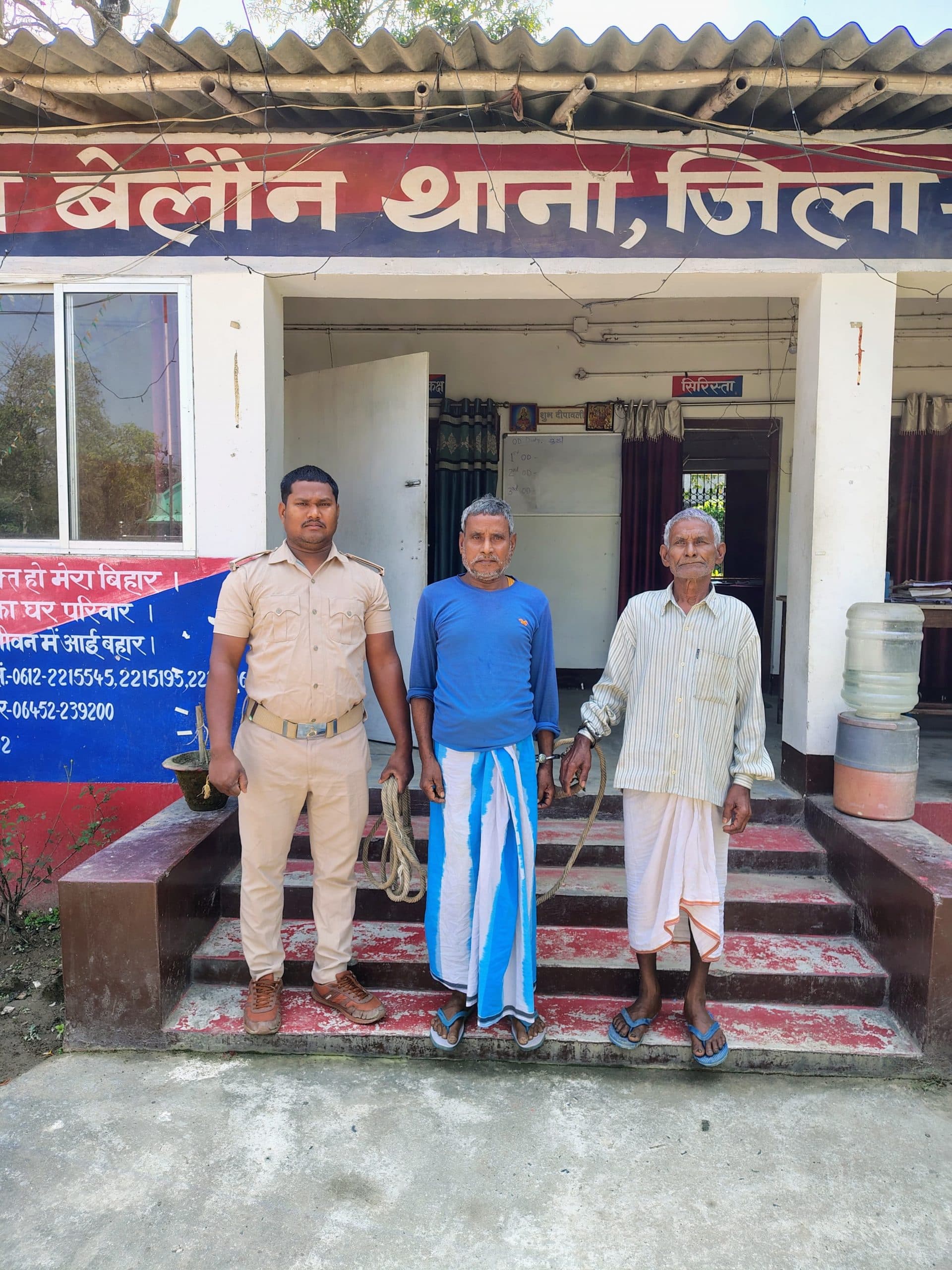 पुलिस ने वारंटी पिता-पुत्र को गिरफ्तार, हिरासत में भेजा