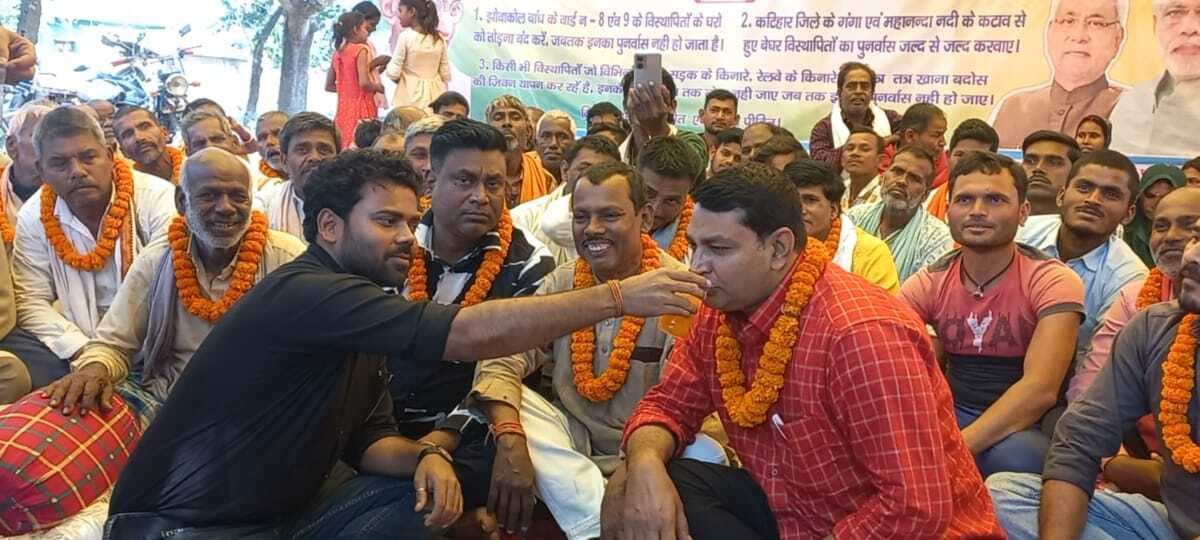 सीओ ने विस्थापितों को जूस पिलाकर समाप्त करायी भूख हड़ताल