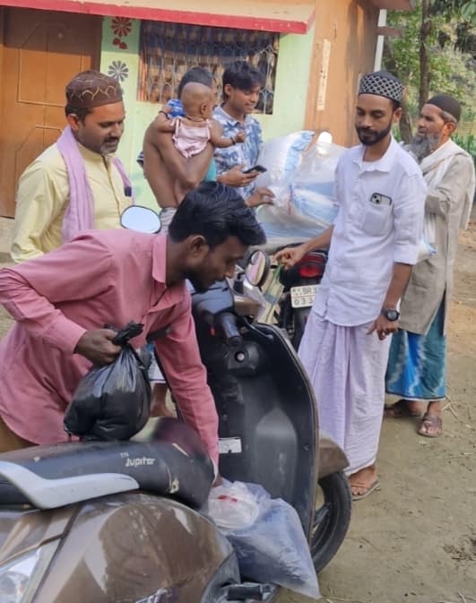 रमजान में जरूरतमंदों के बीच खाद्य सामग्री बांटे
