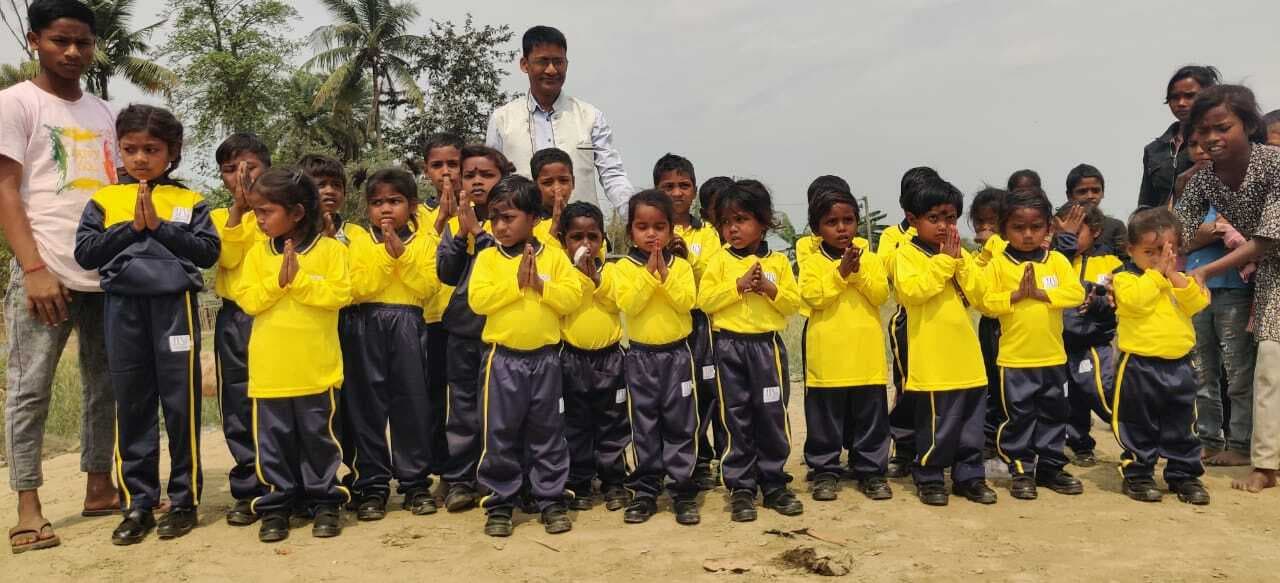 शैक्षणिक दूध केंद्र के बच्चों को दी पोशाक व अन्य सामग्री