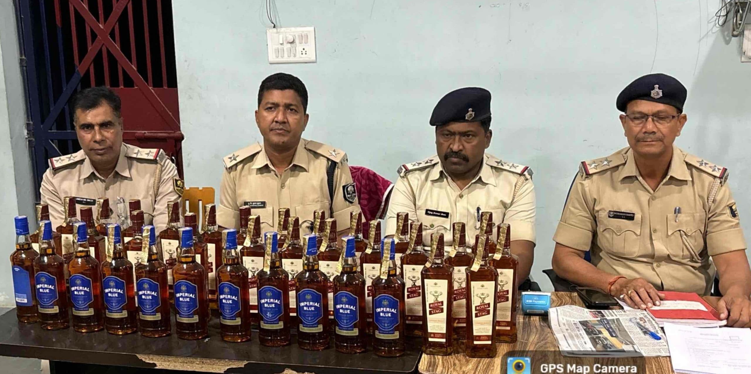 26 लीटर शराब व ऑटो पुलिस ने की जब्त, तस्कर फरार