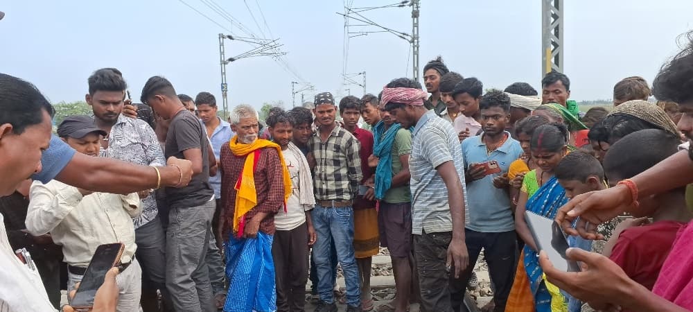 सियालदह-सहरसा ट्रेन के आगे आकर युवक ने की आत्महत्या
