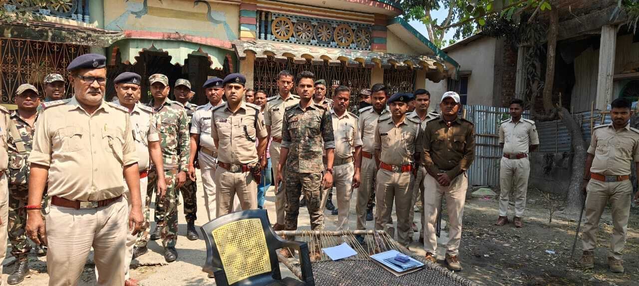 कोढ़ा पुलिस ने तीन आरोपितों के घर की कुर्की जब्ती की कार्रवाई