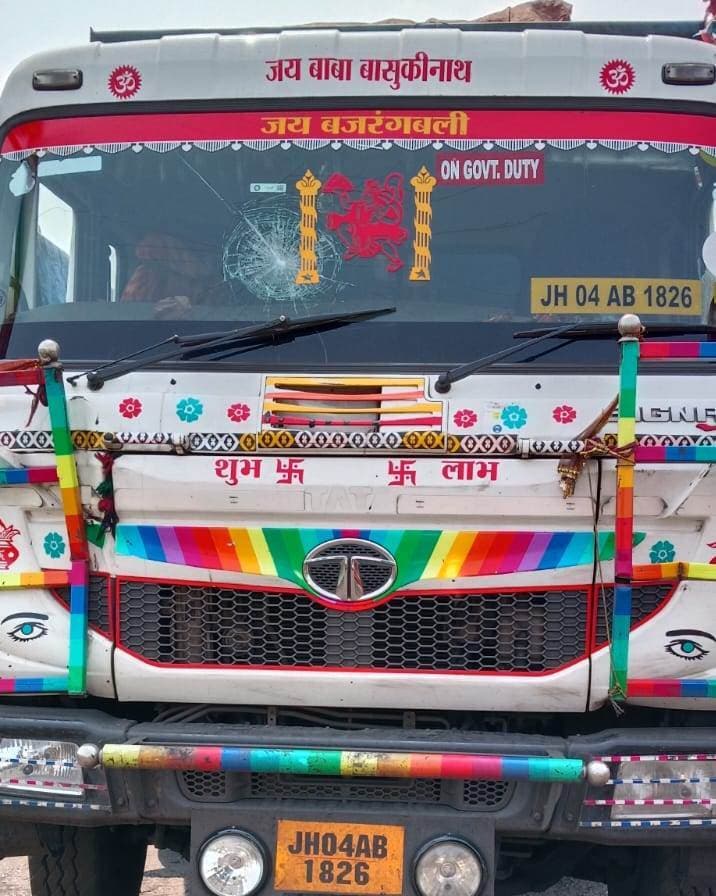 हाइवा चालक की लापरवाही से बचे पिकअप वैन के यात्री