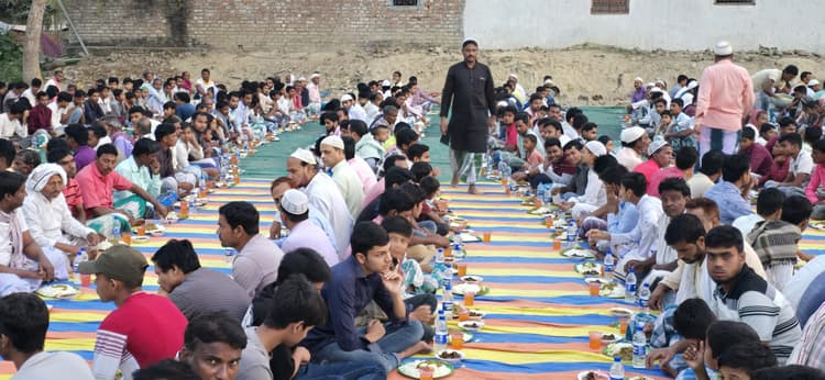 इफ्तार पार्टी का आयोजन, काफी संख्या में शामिल हुए लोग