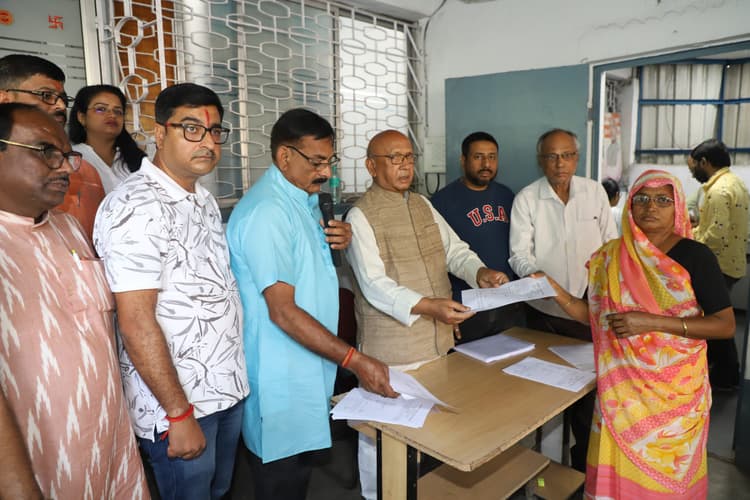 Jamshedpur News : विधायक सरयू राय ने 200 पेंशन प्रमाण पत्रों का किया वितरण